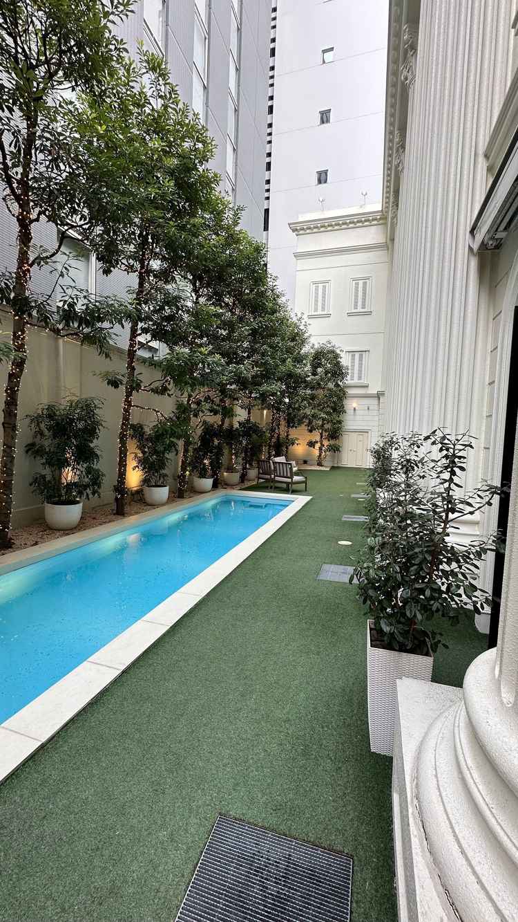 披露宴会場の横には中庭もあり、こちらも自由に使用できます。プールがあるので夏は涼しく過ごせそうです。