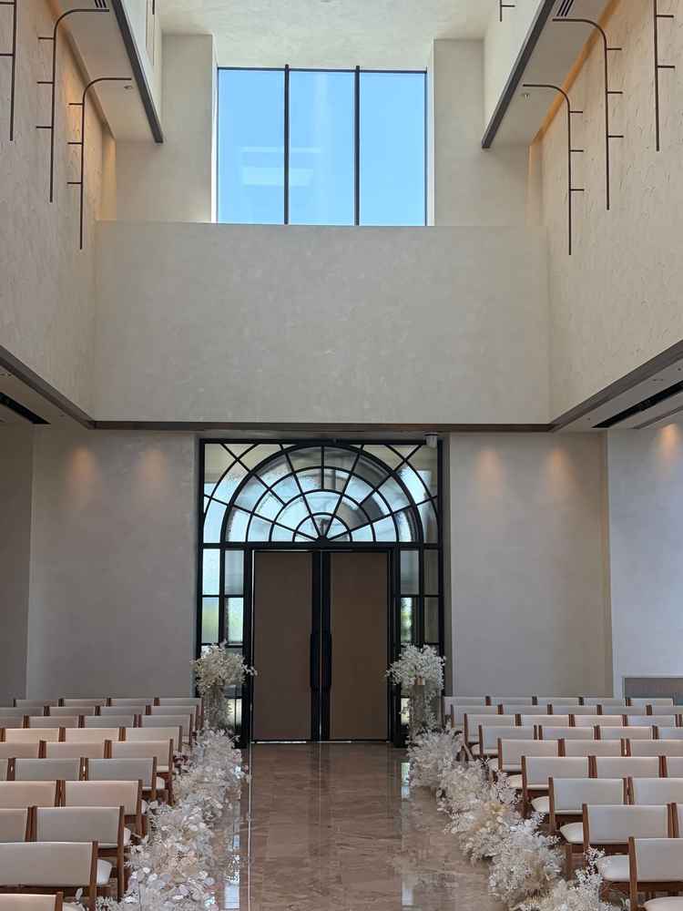 チャペルの花は造花で、常設のものとのこと。光が差し込み天気であればとても素敵だなと感じた。