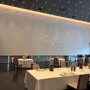 披露宴会場の側面。壁全面でのプロジェクターがあり、とても迫力がありました。