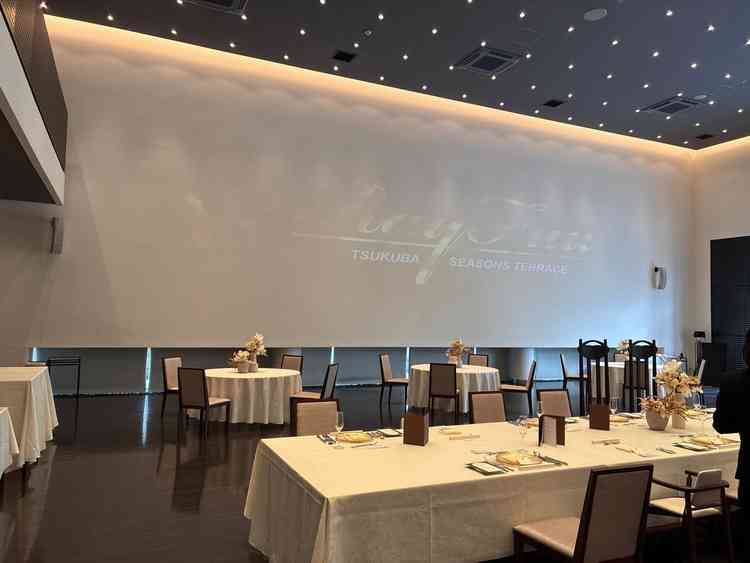 披露宴会場の側面。壁全面でのプロジェクターがあり、とても迫力がありました。