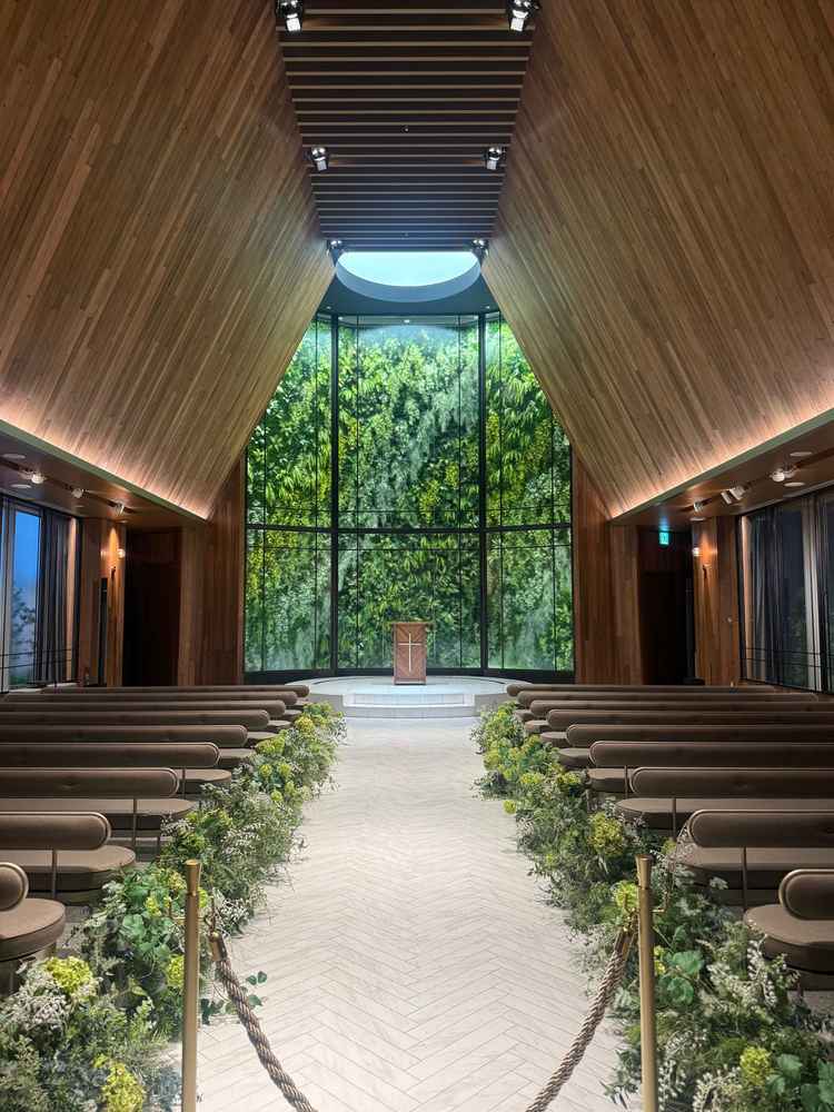 天井も高く開放感のある全天候型のチャペル