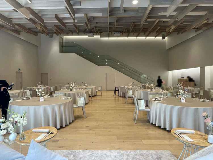 披露宴会場。光がいっぱい入って天井も高くて素敵です。