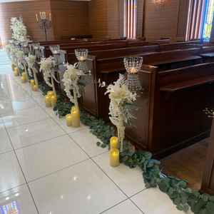 什器も重厚感があり、本格的。バージンロードのタイルに2人の姿が反射するらしい。