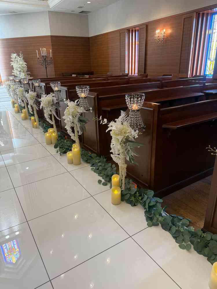 什器も重厚感があり、本格的。バージンロードのタイルに2人の姿が反射するらしい。