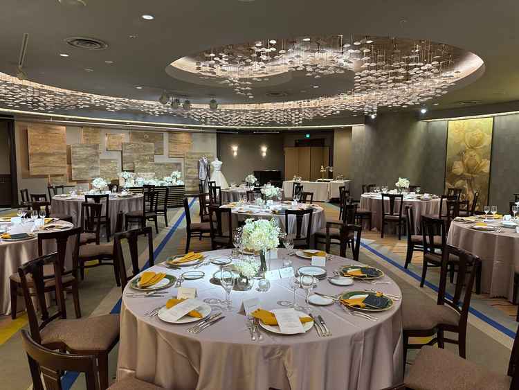 瑠璃という披露宴会場は、珍しく円形でつくられており、どのゲストとも近さを感じれる点が良い。