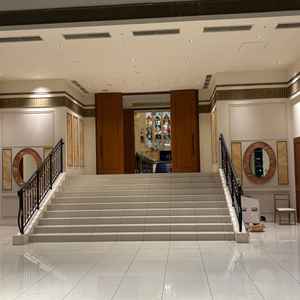 挙式後のフラワーシャワーやゲストと近い距離で歓談できるスペース。みなとみらいを一望できる眺望最高