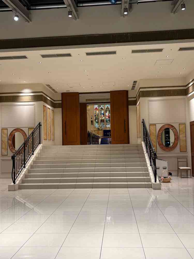 挙式後のフラワーシャワーやゲストと近い距離で歓談できるスペース。みなとみらいを一望できる眺望最高