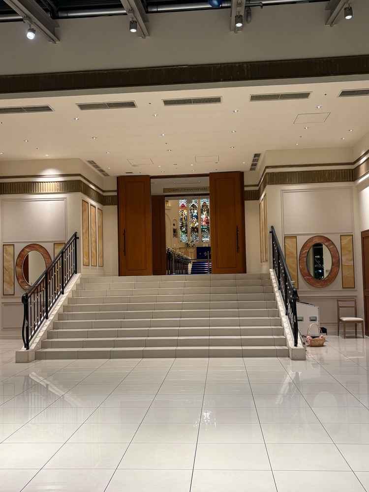 挙式後のフラワーシャワーやゲストと近い距離で歓談できるスペース。みなとみらいを一望できる眺望最高