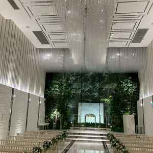 チャペルは照明と、手入れされた自然の緑が合わさりとても神聖な雰囲気。滝のように水が流れていて綺麗。