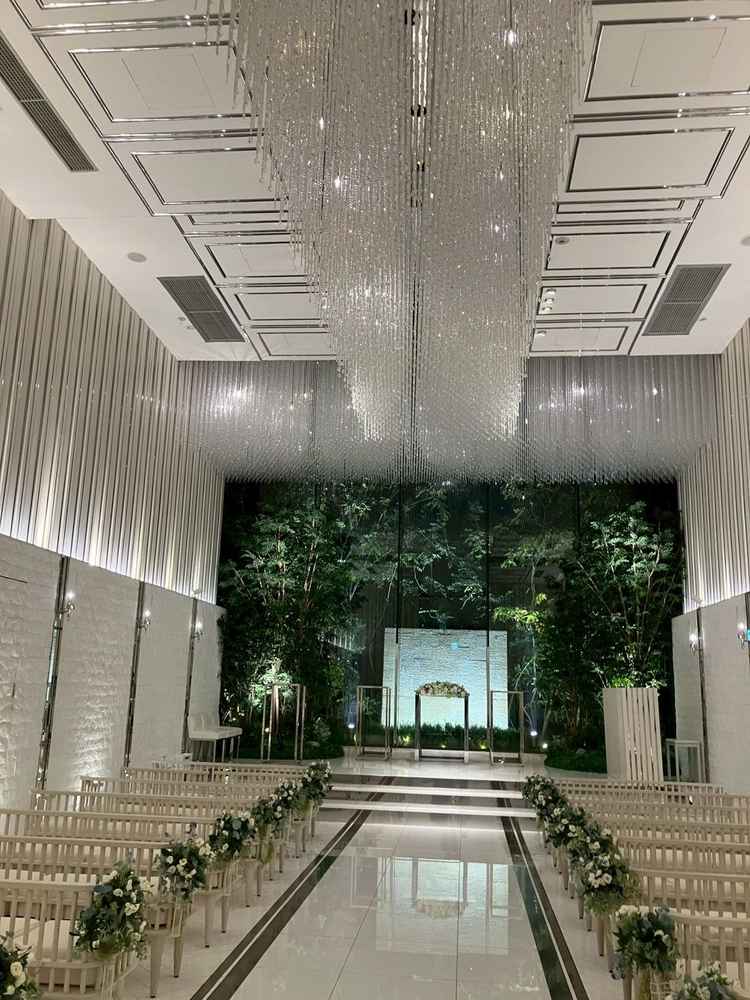 チャペルは照明と、手入れされた自然の緑が合わさりとても神聖な雰囲気。滝のように水が流れていて綺麗。