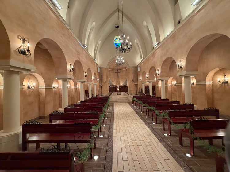 厳かな挙式会場。光の演出を調整可能。