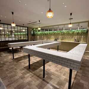 待合室です。大理石でできたテーブルに加え、バーカウンターもあり、挙式の前から楽しめます！