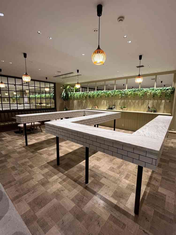 待合室です。大理石でできたテーブルに加え、バーカウンターもあり、挙式の前から楽しめます！