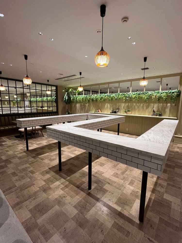 待合室です。大理石でできたテーブルに加え、バーカウンターもあり、挙式の前から楽しめます！