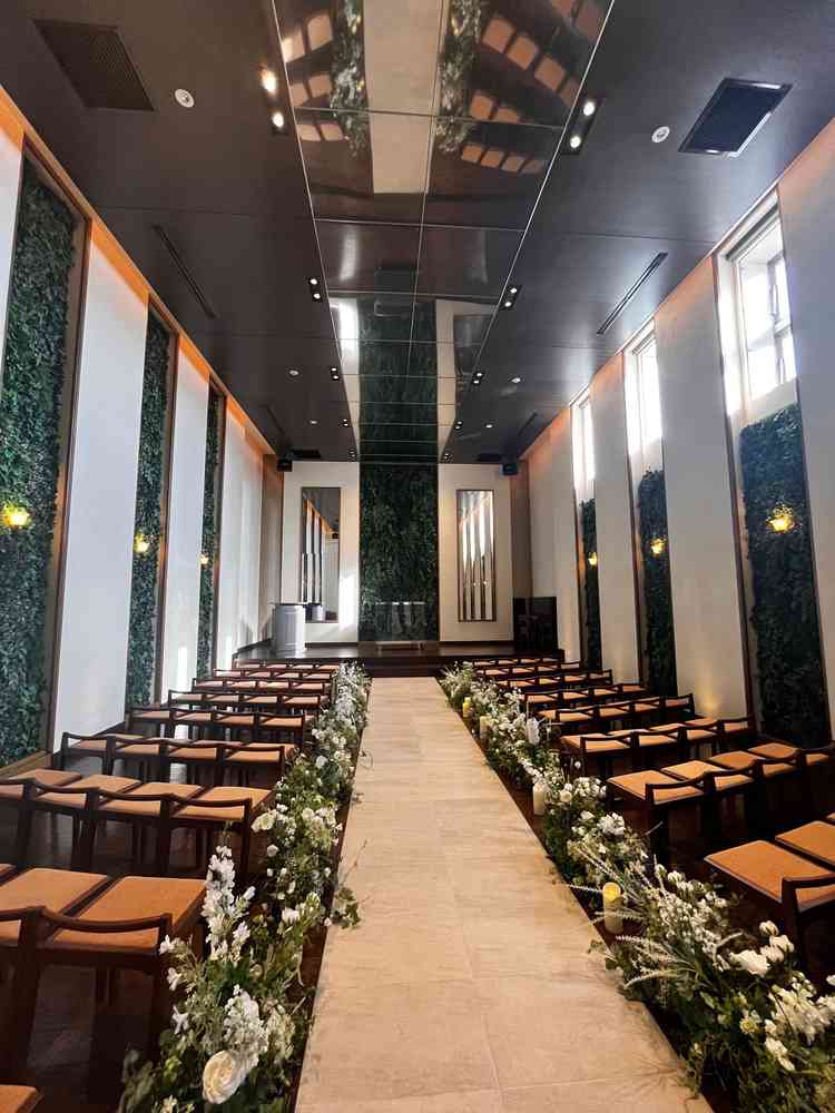 森を感じる落ち着いたチャペル。森の香りがする演出もあった。