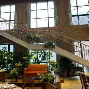 披露宴会場の新郎新婦席。背後がすりガラスの窓になっており、逆光対策になっているのが良かった。