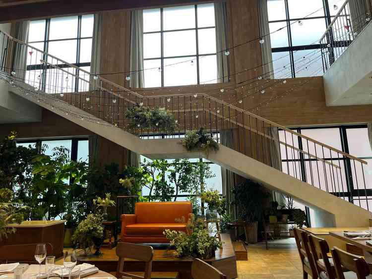 披露宴会場の新郎新婦席。背後がすりガラスの窓になっており、逆光対策になっているのが良かった。