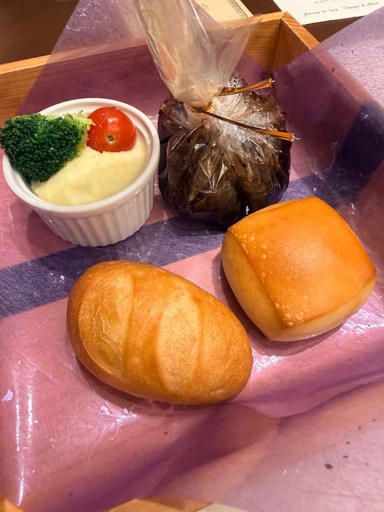 想像以上にビーフシチューとパンが美味しかった。個人手にはカヌレも物凄くおいしかった
