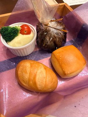 想像以上にビーフシチューとパンが美味しかった。個人手にはカヌレも物凄くおいしかった