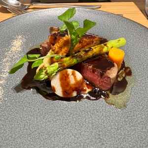 どのコースの料理も必ず7品でお肉は牛肉なのに値段も高すぎず美味しかったです！