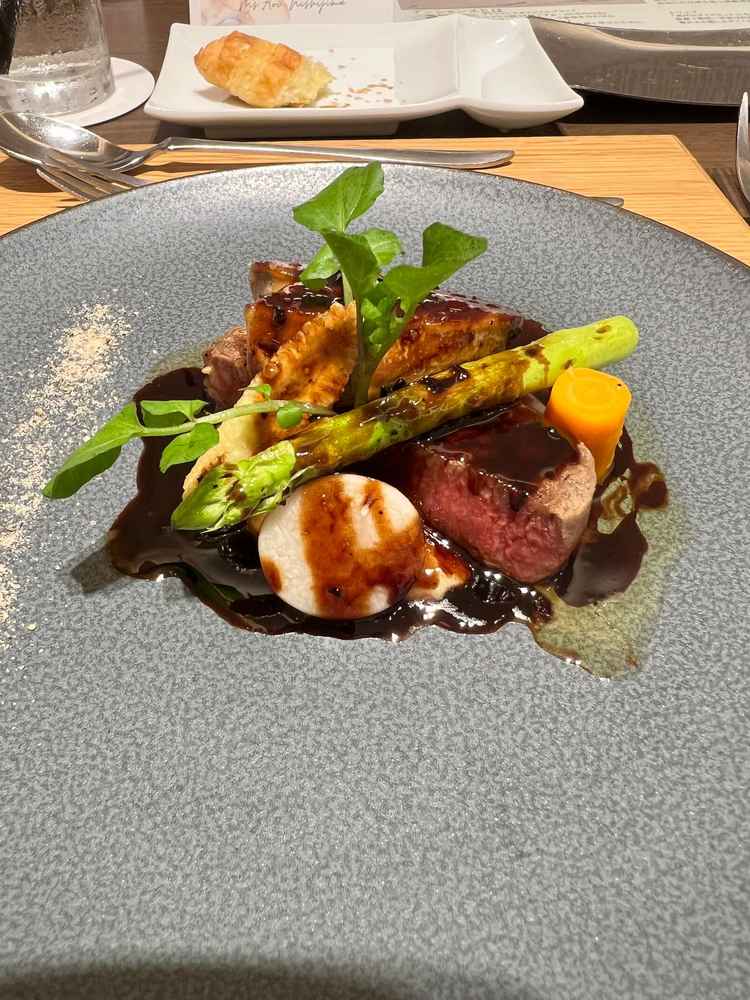 どのコースの料理も必ず7品でお肉は牛肉なのに値段も高すぎず美味しかったです！