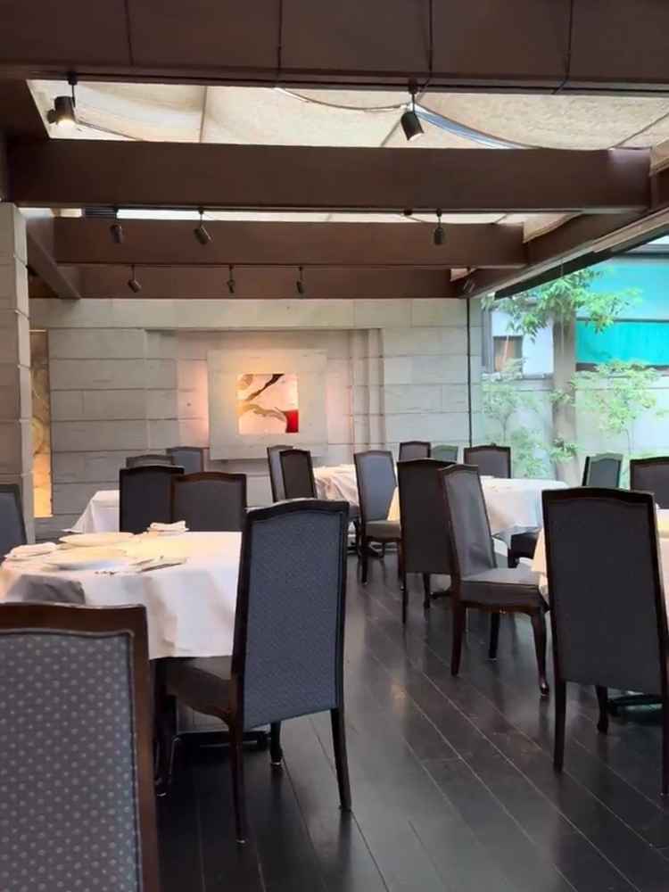 食事場所の様子。奥側の壁の絵が素敵だった。