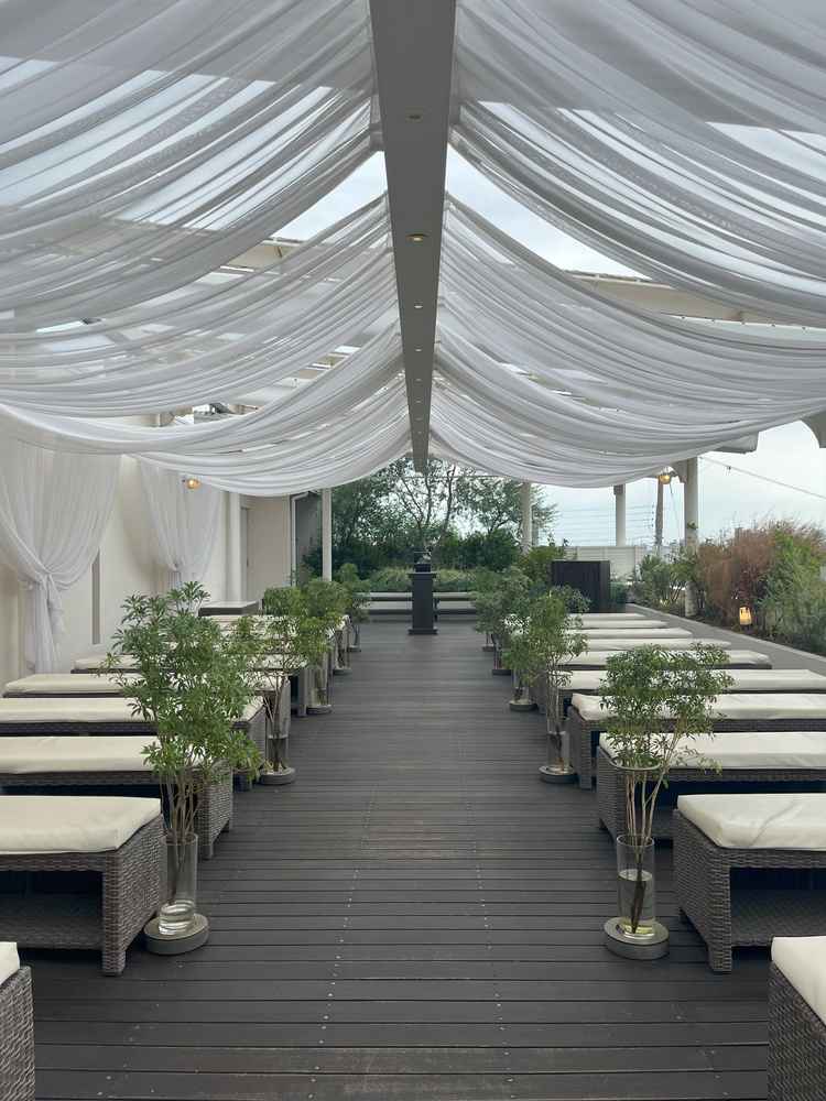 ガーデンチャペルの写真。横には神戸の街並みが広がっていて景色がとてもよかったです。