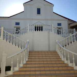 フラワーシャワーのできる階段。チャペルでするよりゲストと距離が近くできるとか