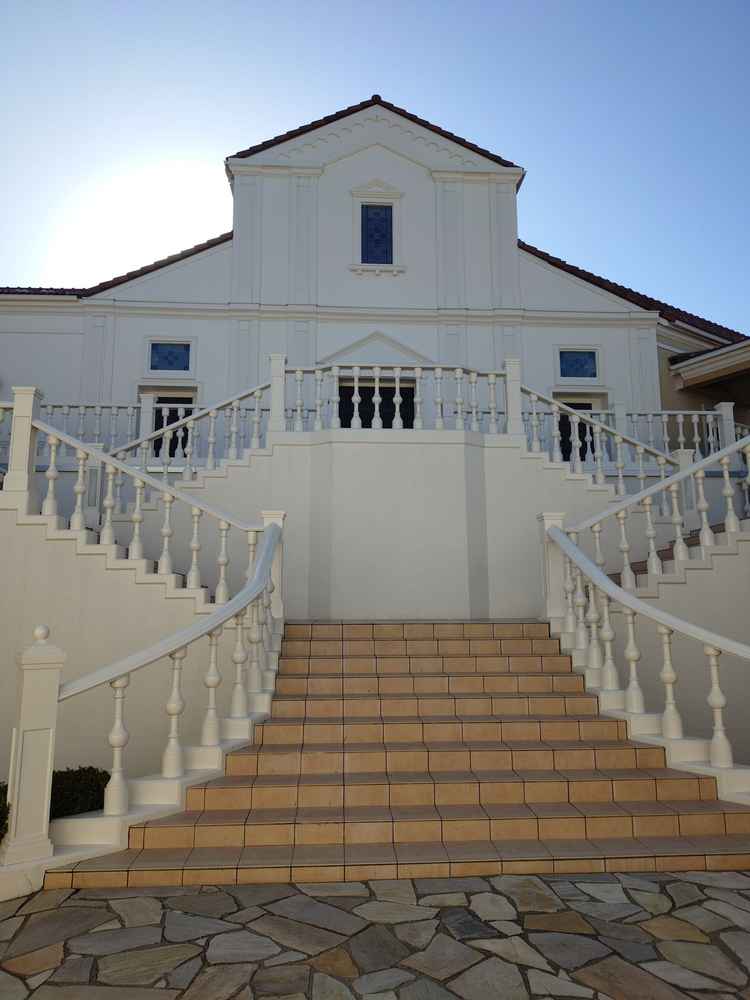 フラワーシャワーのできる階段。チャペルでするよりゲストと距離が近くできるとか