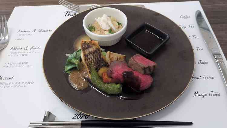 試食会の様子です。メインのお肉とお魚の両方を試食することができました。