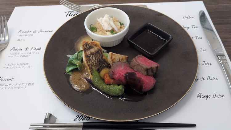 試食会の様子です。メインのお肉とお魚の両方を試食することができました。