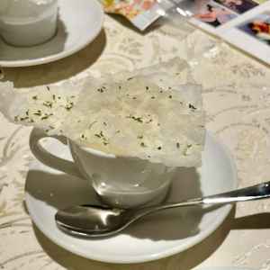 じゃがいものポタージュ　ライスペーパーをクラッシュして一緒に食べる