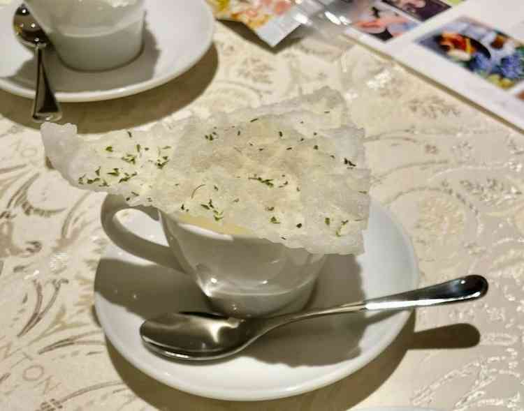 じゃがいものポタージュ　ライスペーパーをクラッシュして一緒に食べる