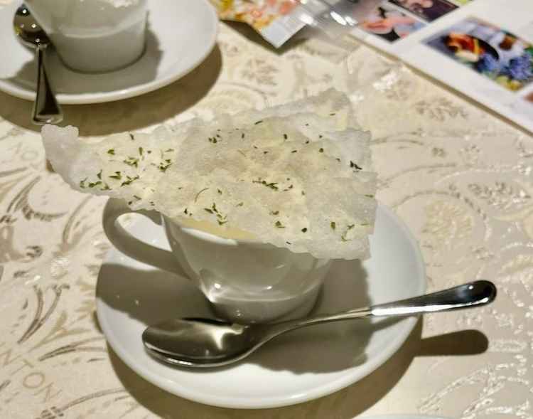 じゃがいものポタージュ　ライスペーパーをクラッシュして一緒に食べる