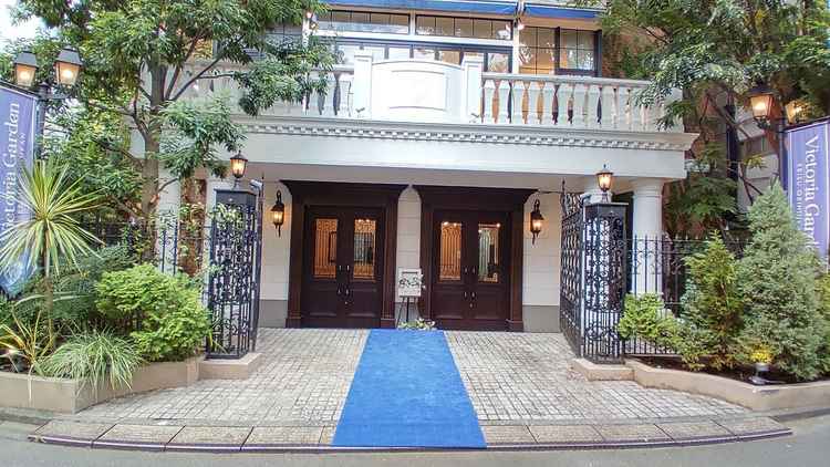 ４階建の会場の正面入口。各階がゲスト待ちスペース、チャペル、披露宴会場、屋上庭園に分かれています。