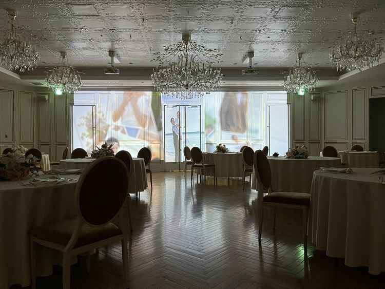 披露宴会場の臨場感のあるモニター