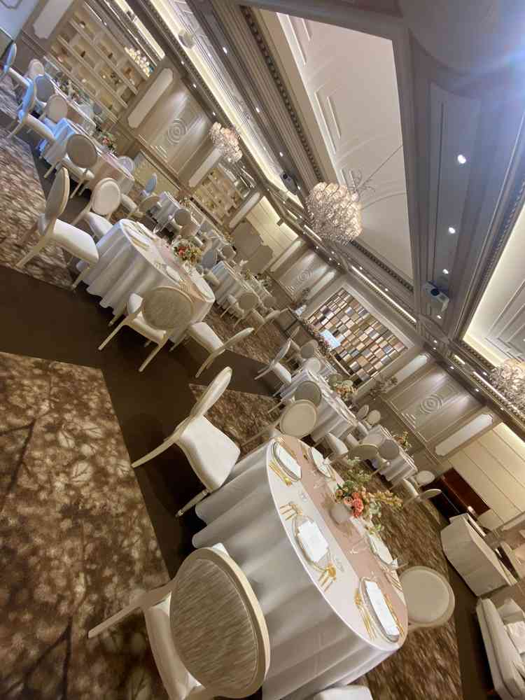 宴会場。広さも充分。壁紙が暖かい色味で明るく見え、クロスによっても雰囲気変わる！！