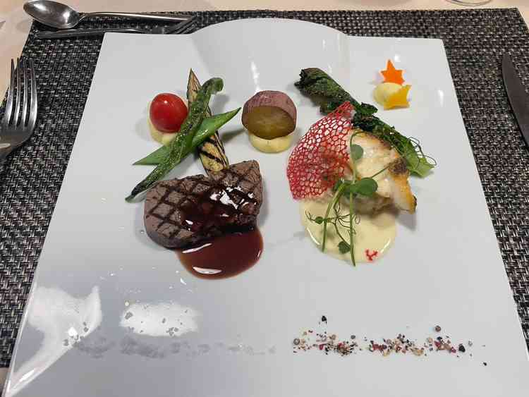 料理は非常においしかったです。素材ひとつひとつのシェフのこだわりを感じました。