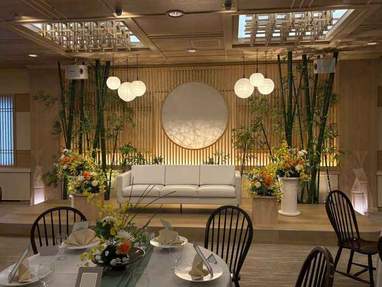 開放的な和モダンの会場で硬くなく、明るく比較的小さい部屋ではあるのに小ささを感じさせない設計。
