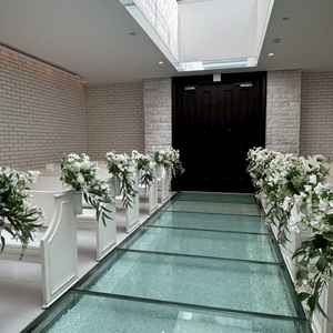 チャペルは白を基調としており、上のガラス窓から入る陽の光がとても綺麗です。