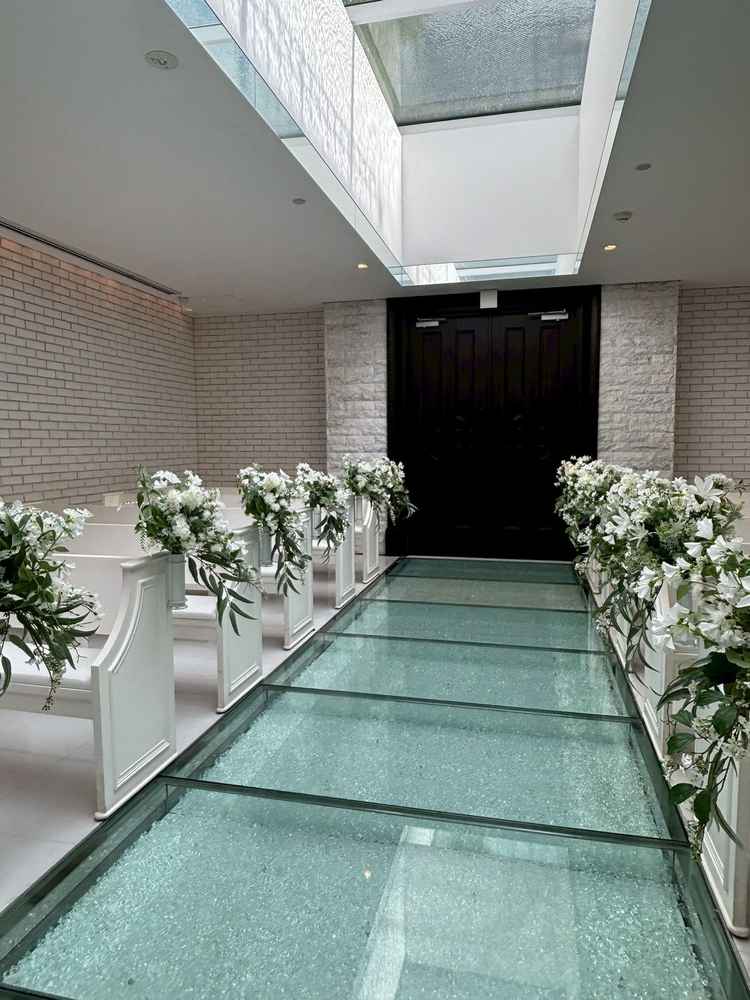 チャペルは白を基調としており、上のガラス窓から入る陽の光がとても綺麗です。