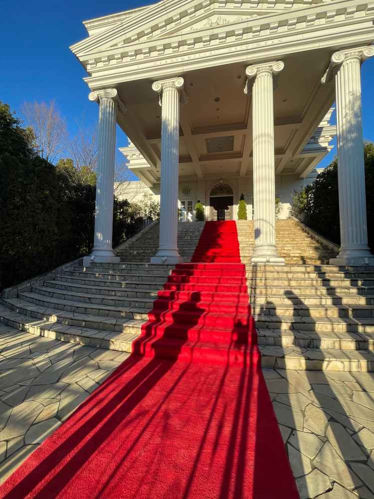 レッドカーペットの大階段、フラワーシャワーが楽しみです！