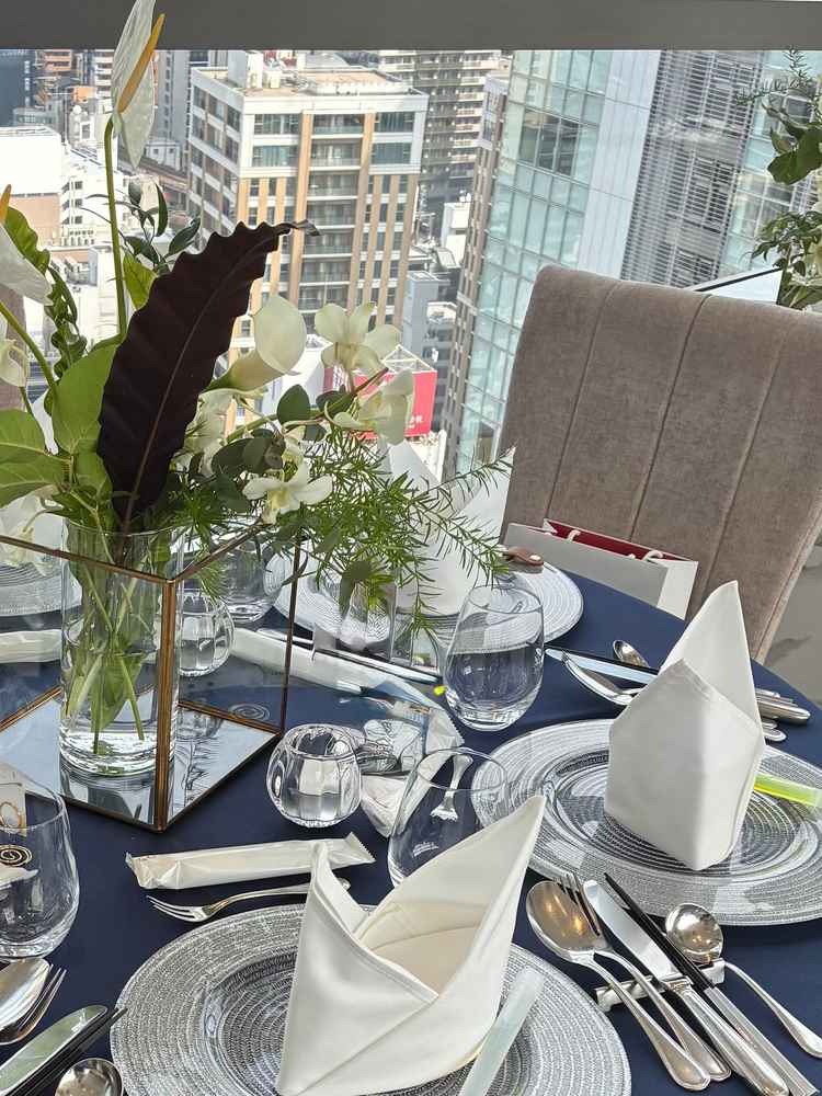 高層階からの景色と上品なテーブルコーデが魅力的