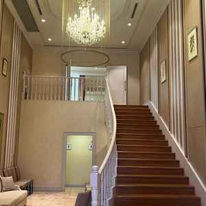 ウェディングドレスの写真が映える階段とオシャレなロビー。