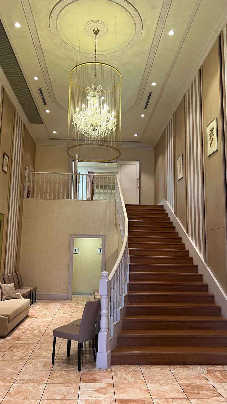 ウェディングドレスの写真が映える階段とオシャレなロビー。