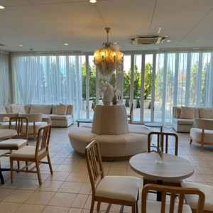 来客者の待合室はとても広々としており大きな窓での開放感があるので来客者にも満足してもらえそうです