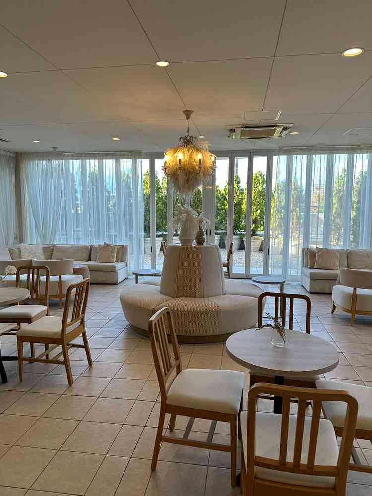 来客者の待合室はとても広々としており大きな窓での開放感があるので来客者にも満足してもらえそうです