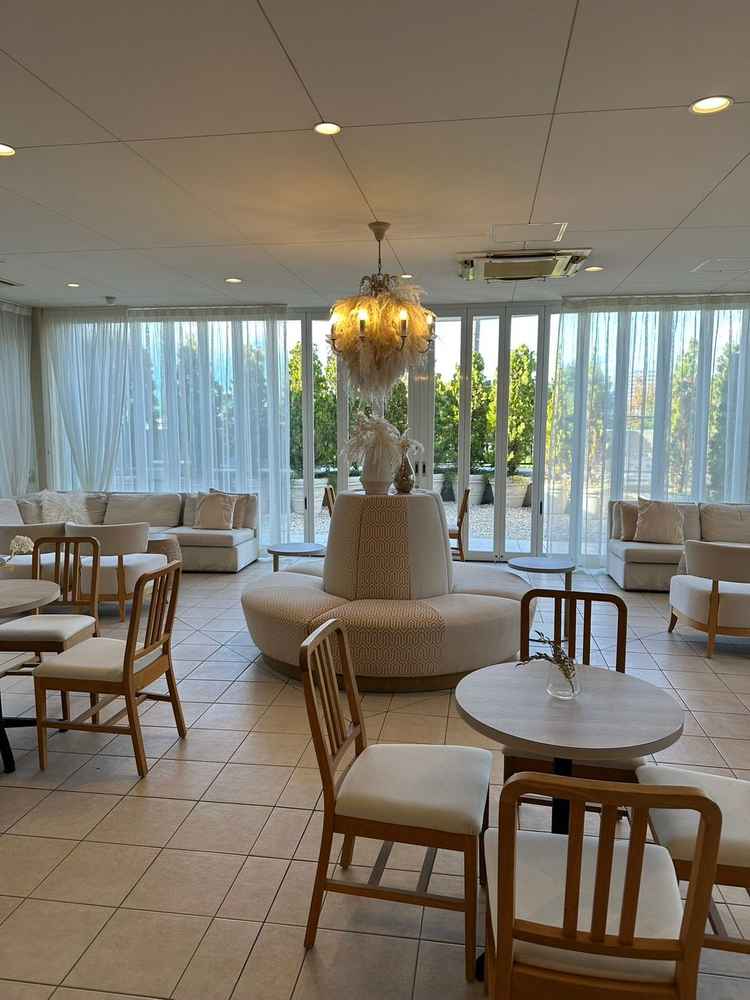 来客者の待合室はとても広々としており大きな窓での開放感があるので来客者にも満足してもらえそうです
