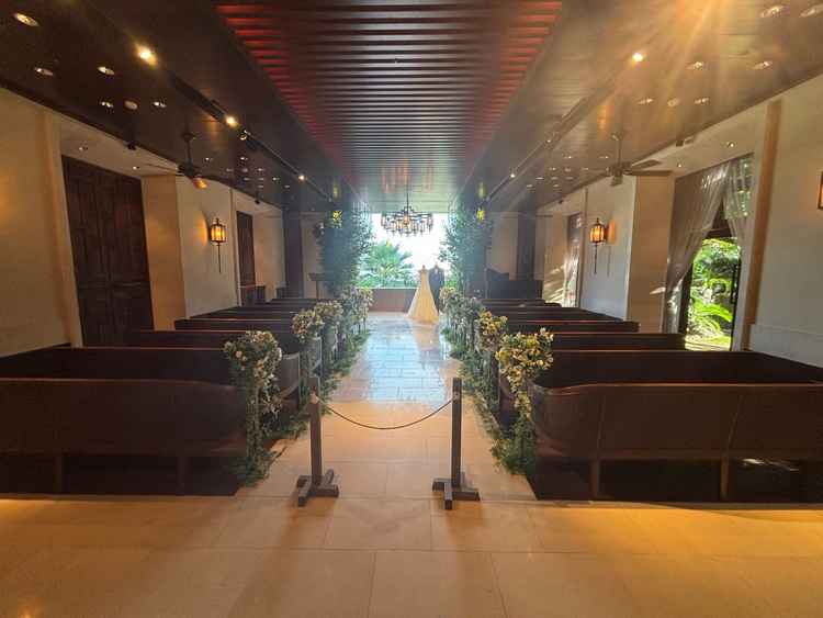 チャペル、窓が大きく開放感あり