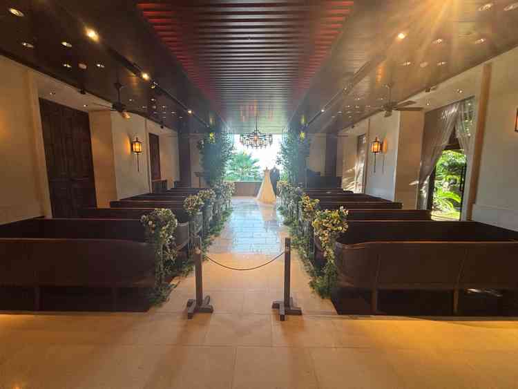 チャペル、窓が大きく開放感あり